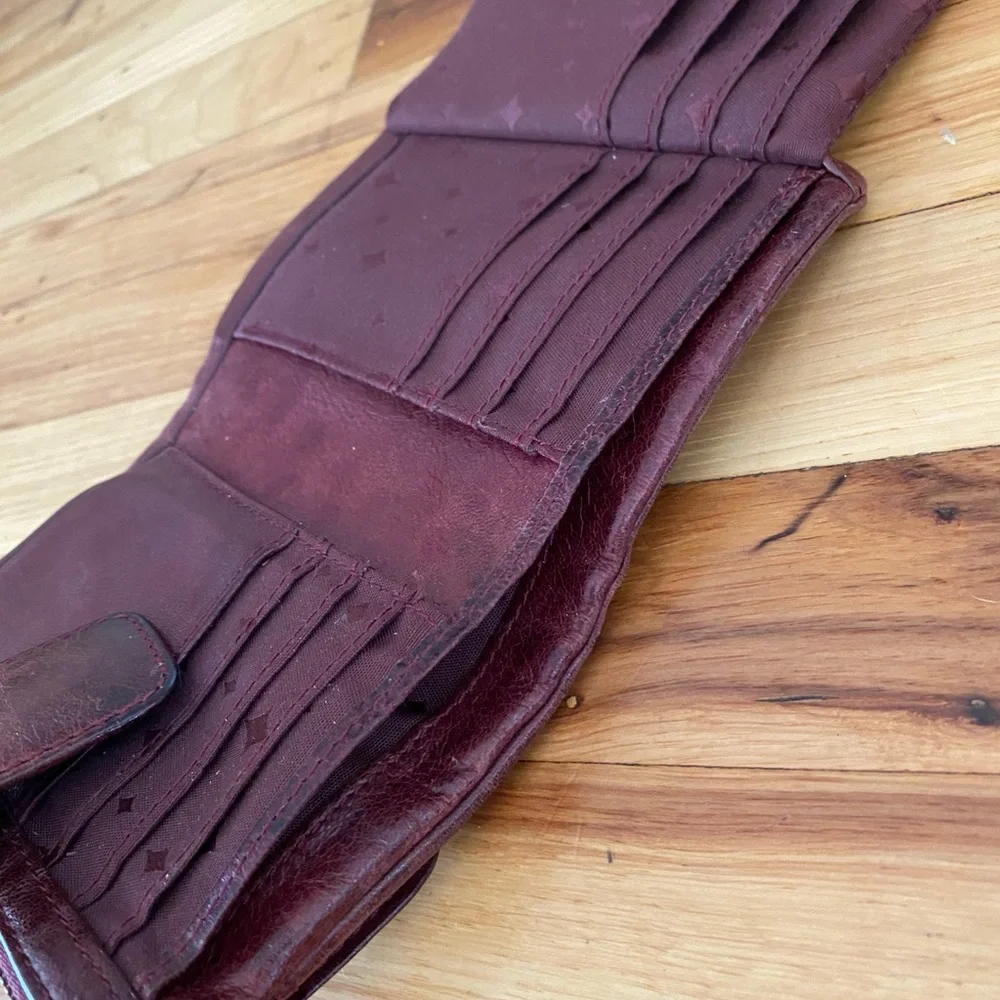 Fossil Deep Burgundy Leather Compact Wallet with Plaque